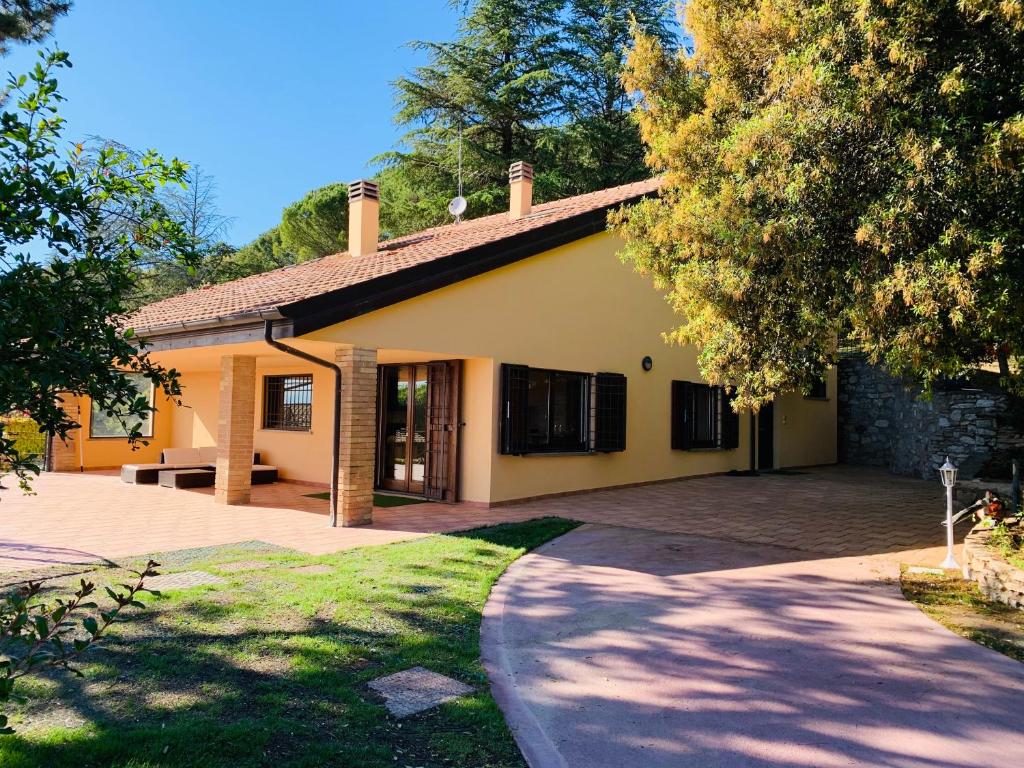 une maison avec une allée en face de celle-ci dans l'établissement Villa Piscina “La Trinità “, à Corciano
