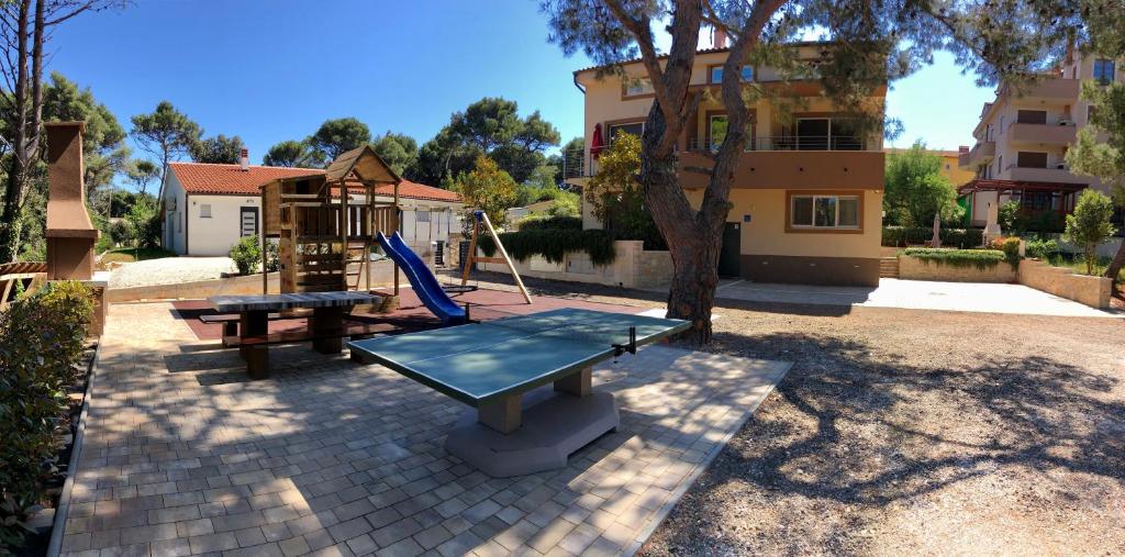 Zona de joacă pentru copii de la Apartments Beach House Villa