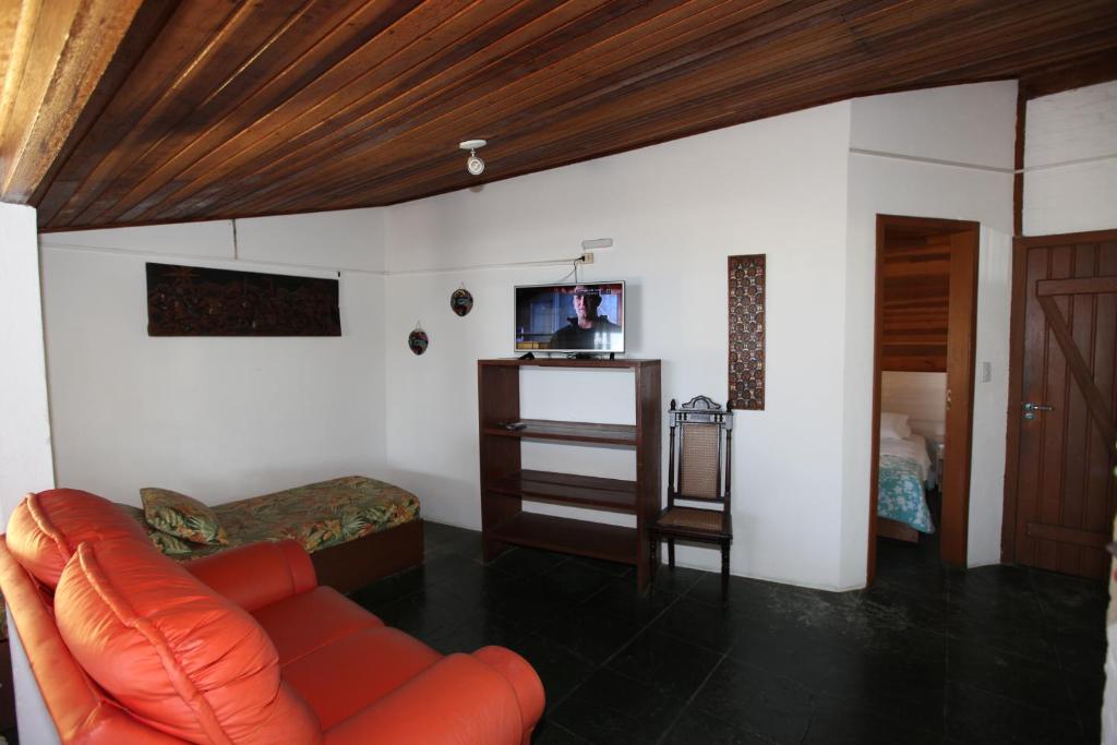 Uma TV ou centro de entretenimento em Pousada Hibisco