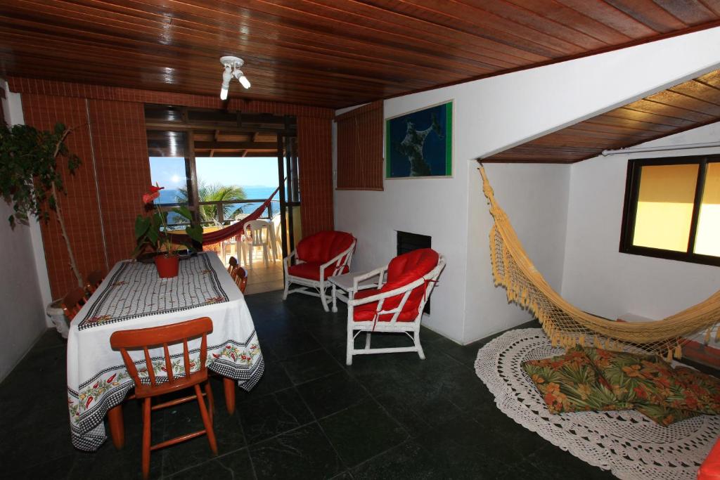 Uma área de estar em Pousada Hibisco