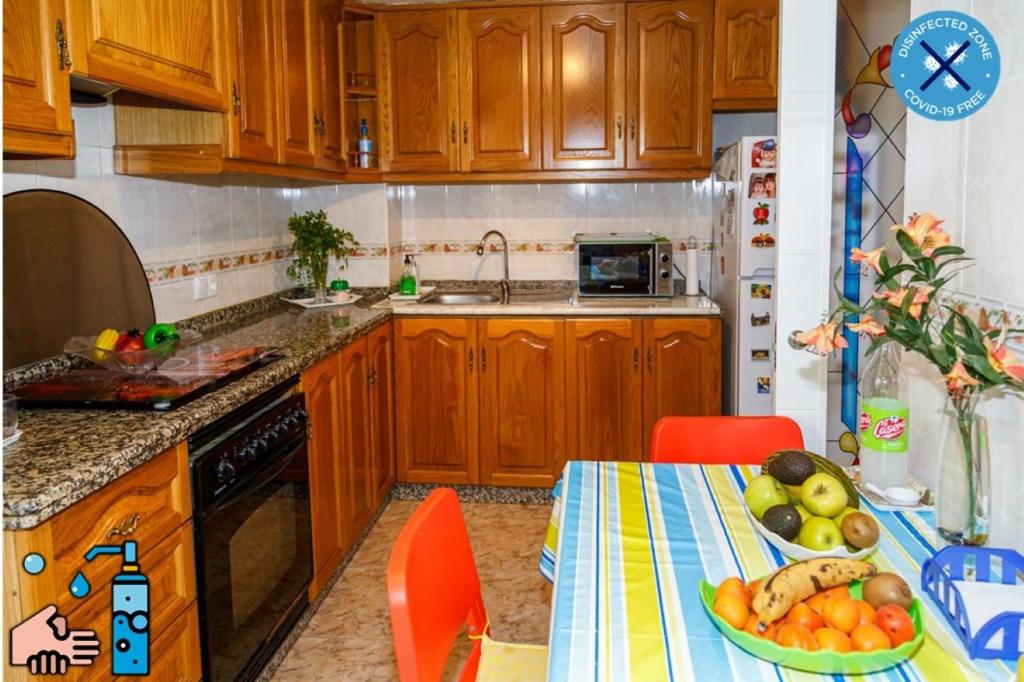Kuchyň nebo kuchyňský kout v ubytování Hospedaje Gandia Ciudad