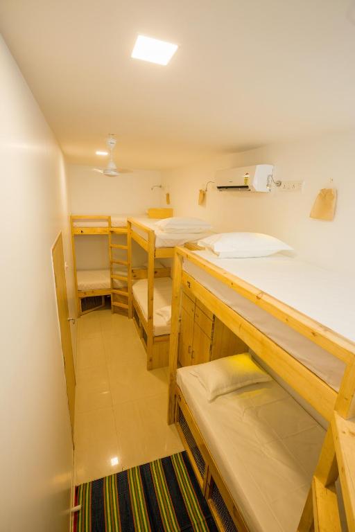 Uma cama ou camas num quarto em Nap Manor Hostels