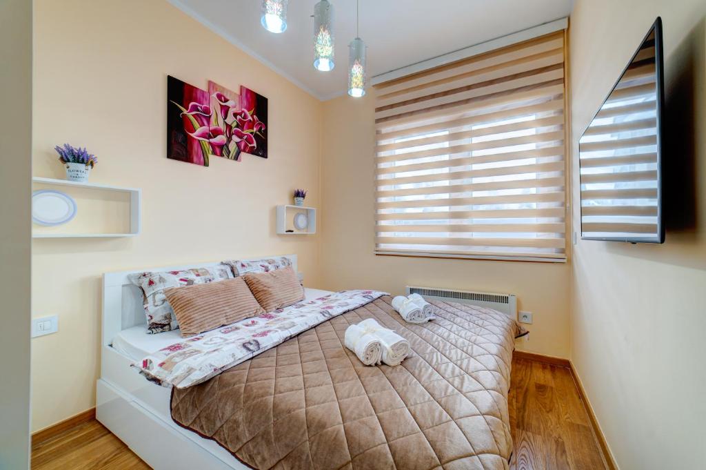 sypialnia z łóżkiem i oknem w obiekcie Apartman Elsa w mieście Zlatibor
