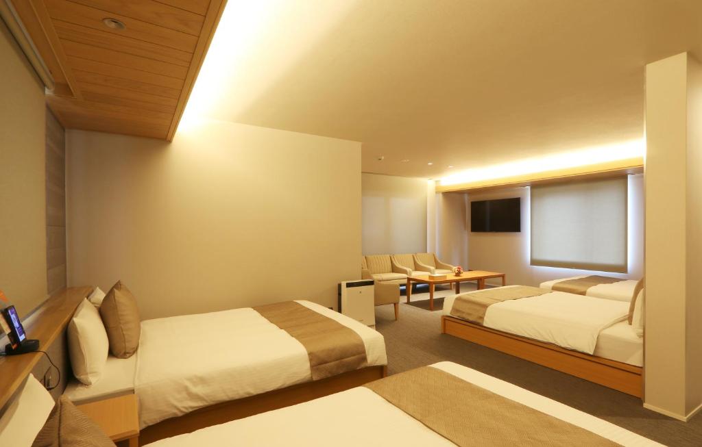 Postel nebo postele na pokoji v ubytování GRAND BASE Nagoya Ekinishi