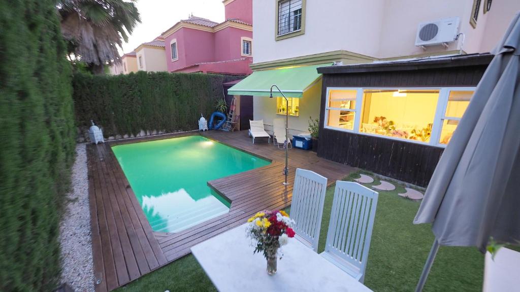 mały basen z wazą kwiatów obok domu w obiekcie Elegant villa in Tomares, private pool and enclosed garden w mieście Tomares