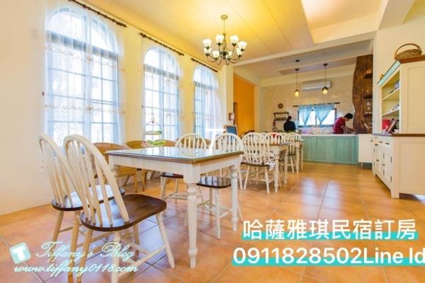 a dining room with a table and chairs at Hasayaki Homestay in Dayi