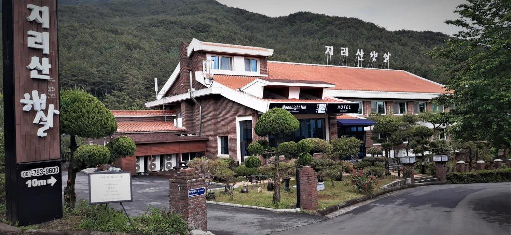 un edificio sul lato di una strada di Hotel Jirisan Haetsal a Gurye