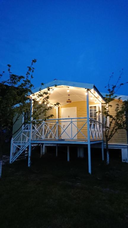 ein Haus mit einer Veranda mit Beleuchtung in der Unterkunft Our Garden in Vǝndam
