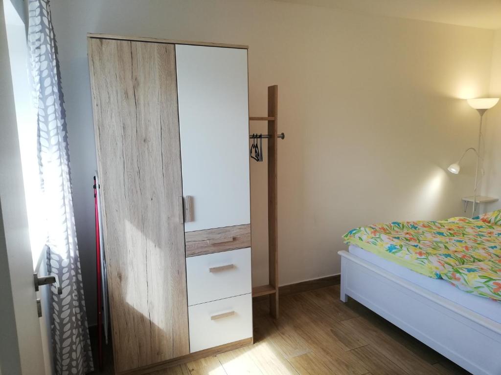 Łóżko lub łóżka w pokoju w obiekcie Apartmán Bezkov 108