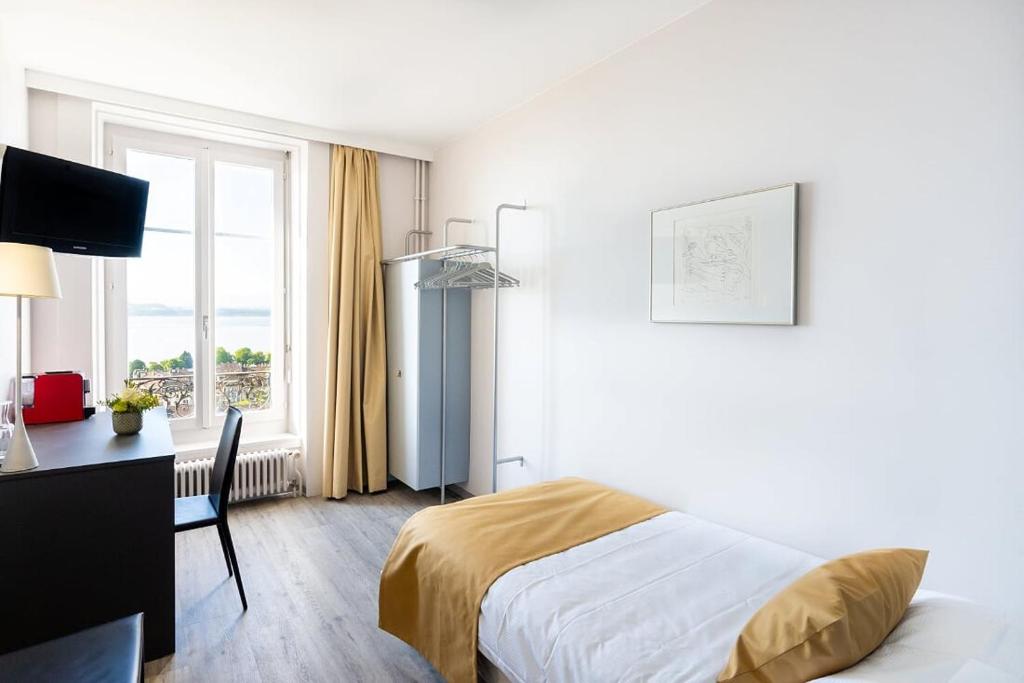 Postel nebo postele na pokoji v ubytování Hôtel Alpes & Lac