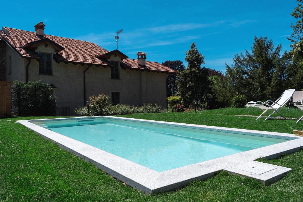 una piscina en el patio de una casa en Il Bosso del Lago d'Orta en Ameno