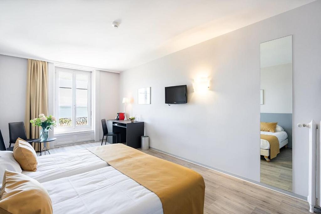 Postel nebo postele na pokoji v ubytování Hôtel Alpes & Lac
