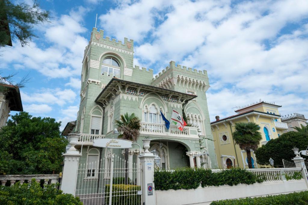 a large house with a fence in front of it at Hotel Gennarino in Livorno