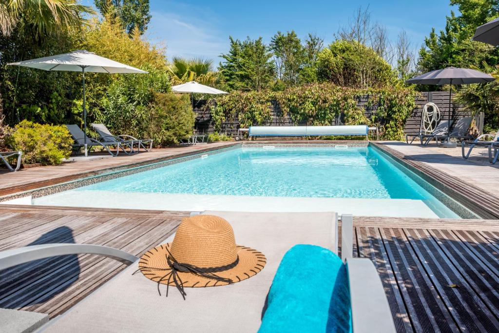 Bazén v ubytování Carnac Lodge Hotel & Spa nebo v jeho okolí