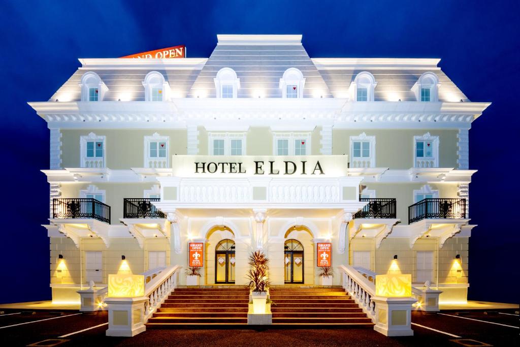 Gyōda的住宿－HOTEL ELDIA (Adult Only)，夜间照亮了一家酒店