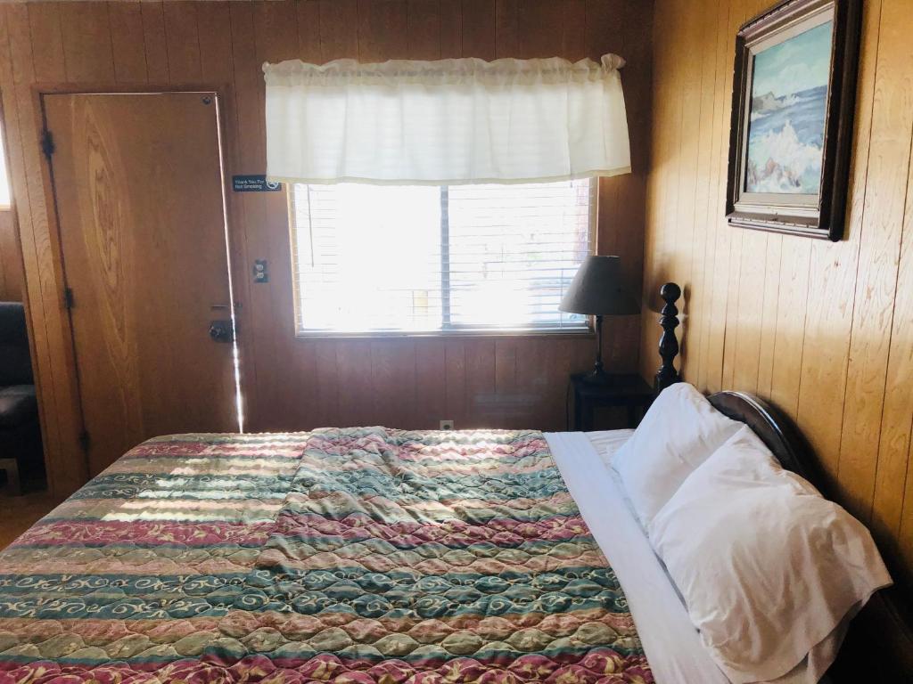 Mountain View Cabins - King Room With Mountain View