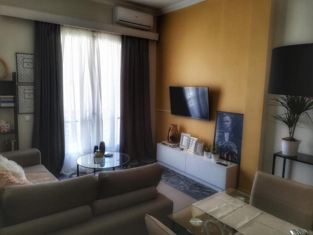 Televízia a/alebo spoločenská miestnosť v ubytovaní Cosy Retro Apartment