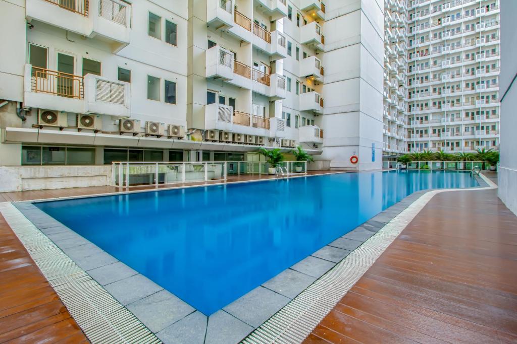 Bazén v ubytování Skyland Sentul Tower Apartment nebo v jeho okolí