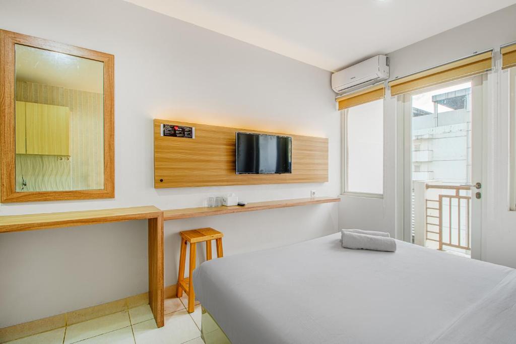 Postel nebo postele na pokoji v ubytování Skyland Sentul Tower Apartment