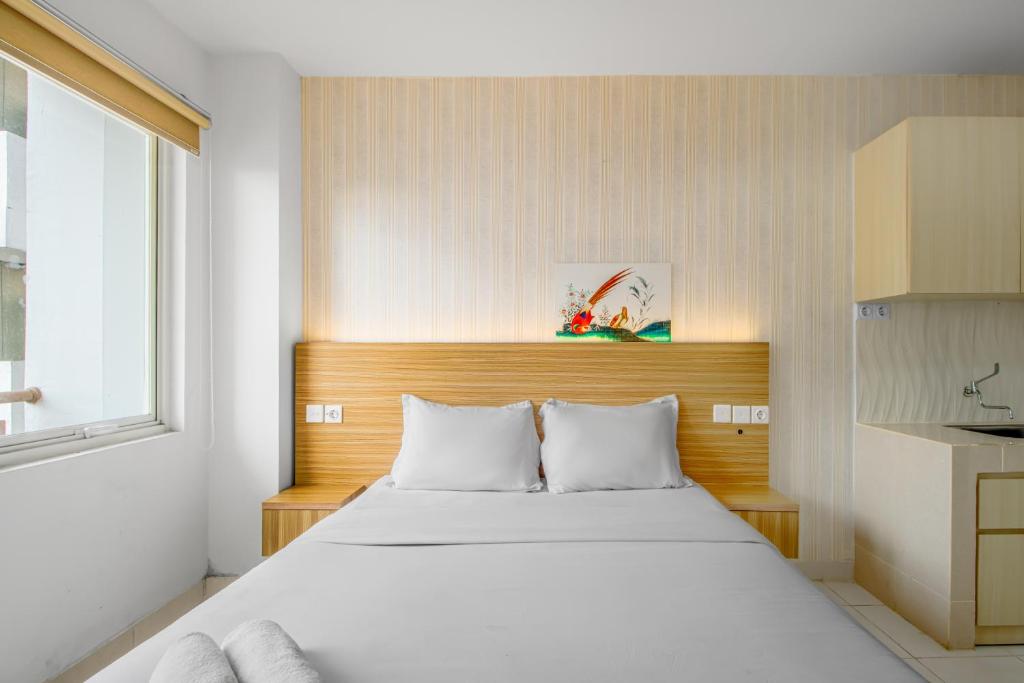 Postel nebo postele na pokoji v ubytování Skyland Sentul Tower Apartment