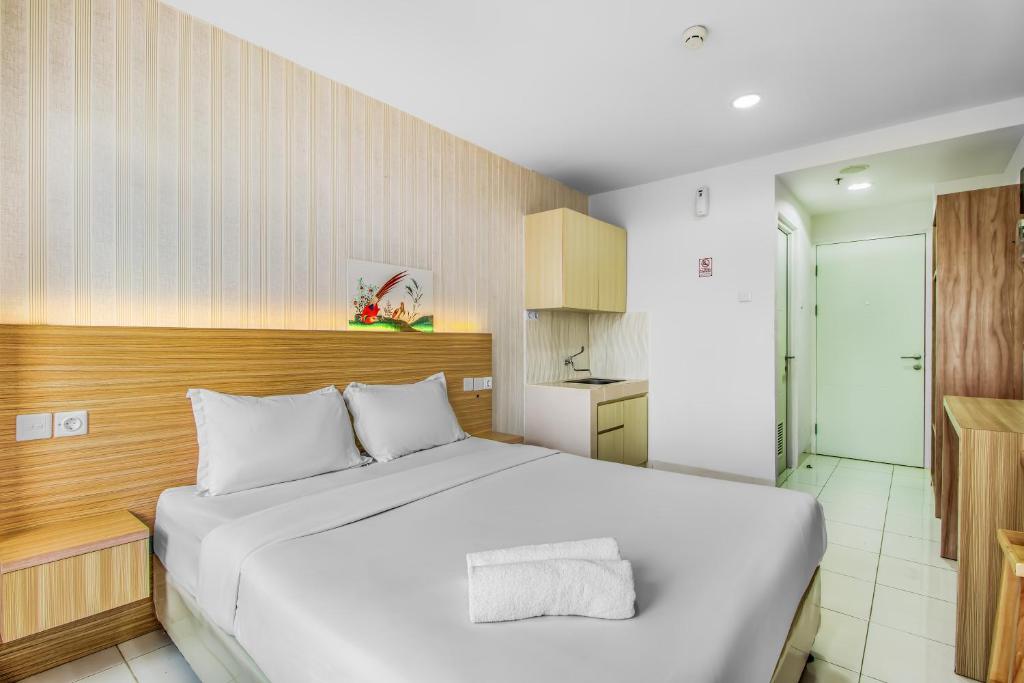Postel nebo postele na pokoji v ubytování Skyland Sentul Tower Apartment
