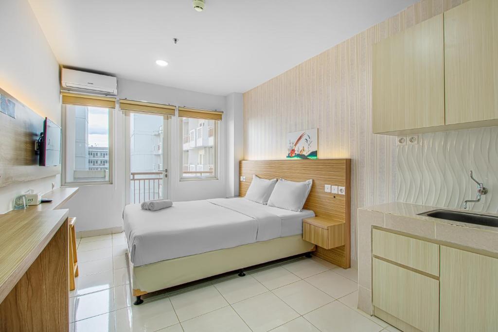 Postel nebo postele na pokoji v ubytování Skyland Sentul Tower Apartment