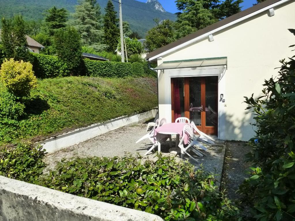 a table and chairs in front of a house at Residence de la Plage in Le Bourget-du-Lac