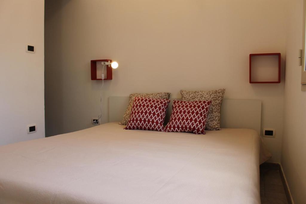 a bedroom with a bed with two pillows on it at Monolocale Citronella a due passi dal mare in San Pietro in Bevagna