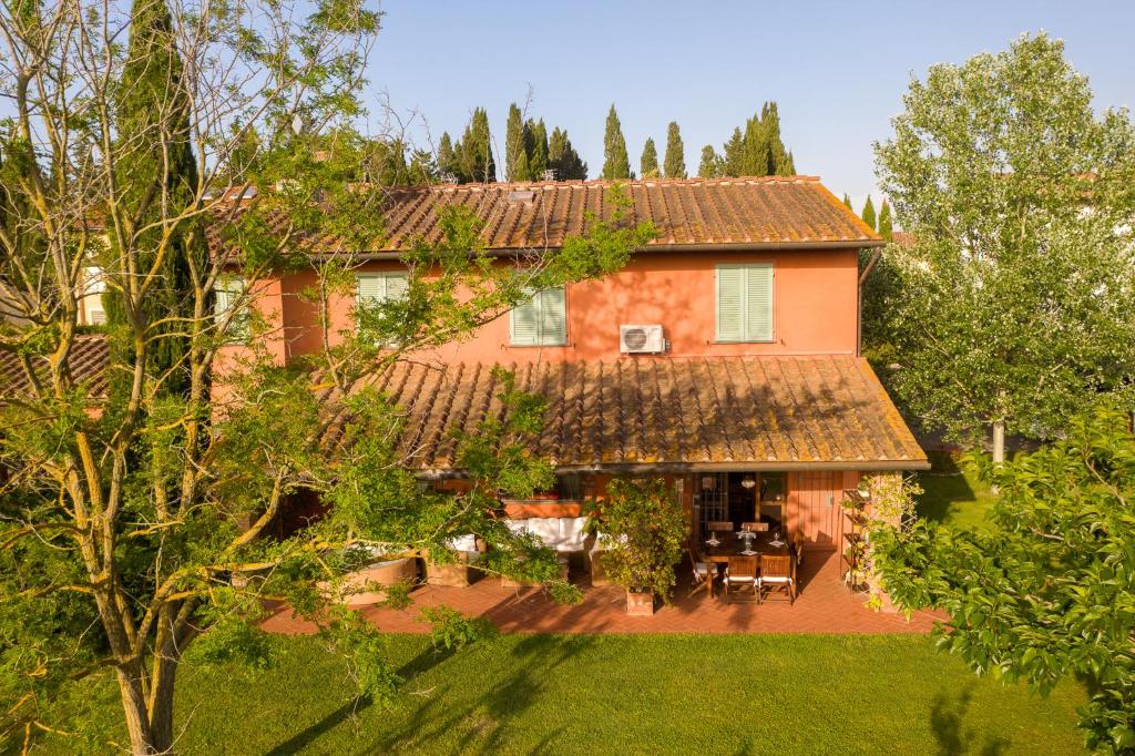 an aerial view of a house at Georgia's Home in Montelopio