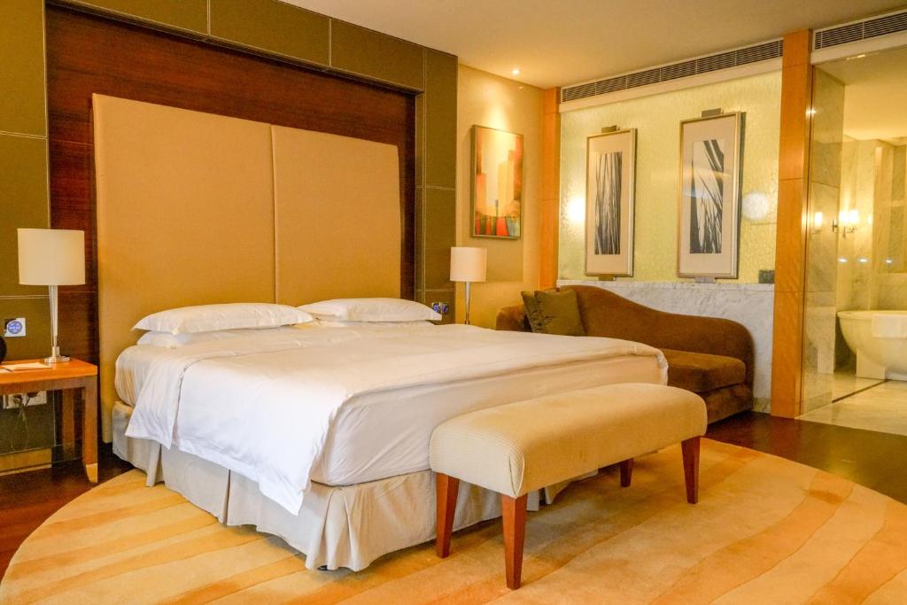 Postel nebo postele na pokoji v ubytování Hyatt Regency Dongguan