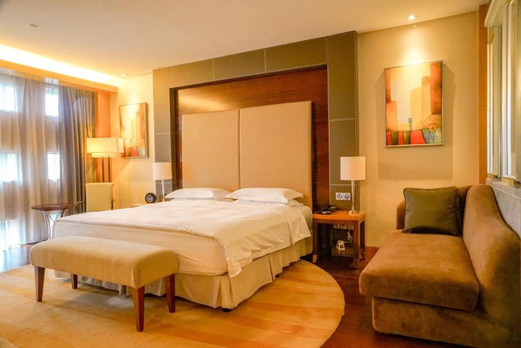 Postel nebo postele na pokoji v ubytování Hyatt Regency Dongguan