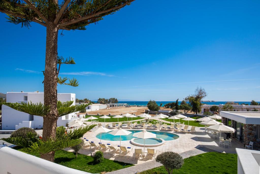 Blick auf ein Resort mit Pool und Sonnenschirmen in der Unterkunft Evdokia in Plaka