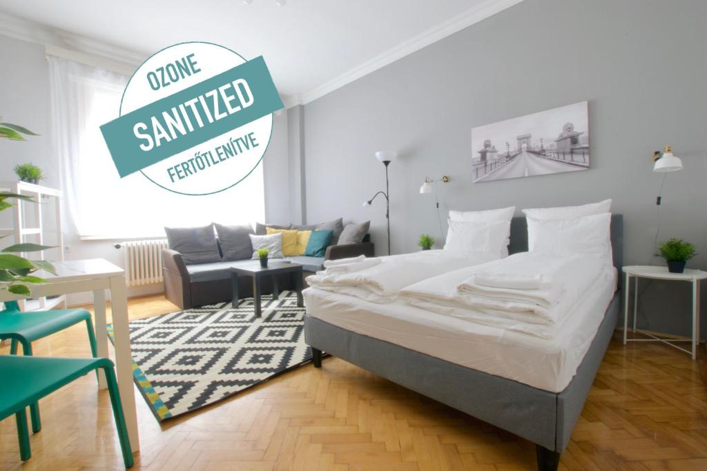 een slaapkamer met een bed en een woonkamer bij Standard Apartment by Hi5 - Asbóth 15 in Boedapest