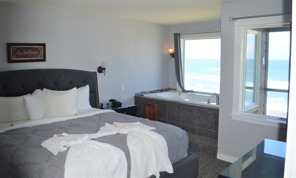 Postel nebo postele na pokoji v ubytování Starfish Manor Oceanfront Hotel