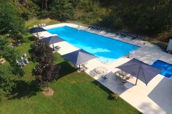 Bazén v ubytování Saw Creek Cabin - Regent Hilltop nebo v jeho okolí
