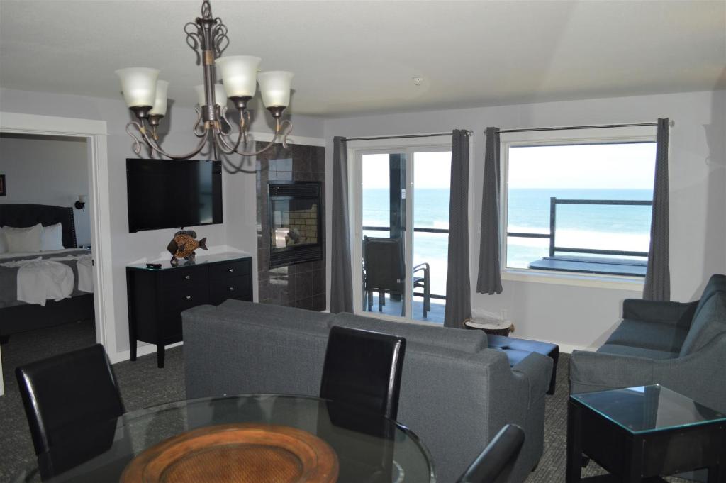 TV a/nebo společenská místnost v ubytování Starfish Manor Oceanfront Hotel