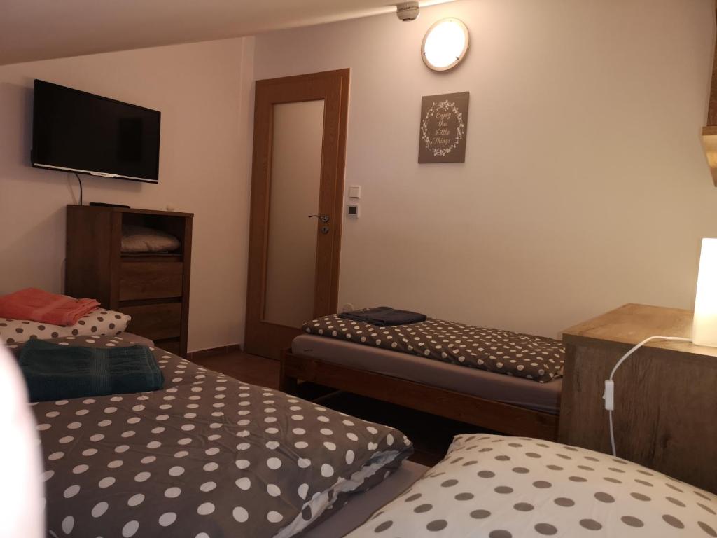 Postel nebo postele na pokoji v ubytování Horský apartmán 212 - Cihlářka