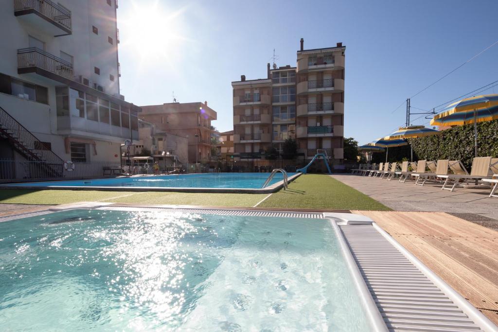 Bazén v ubytování Hotel Lem nebo v jeho okolí