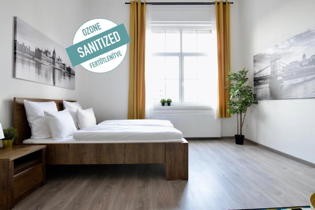 um quarto com uma cama e um letreiro que lê transporte sorriu viajar em Standard Apartment by Hi5 - Bazilika Suite em Budapeste