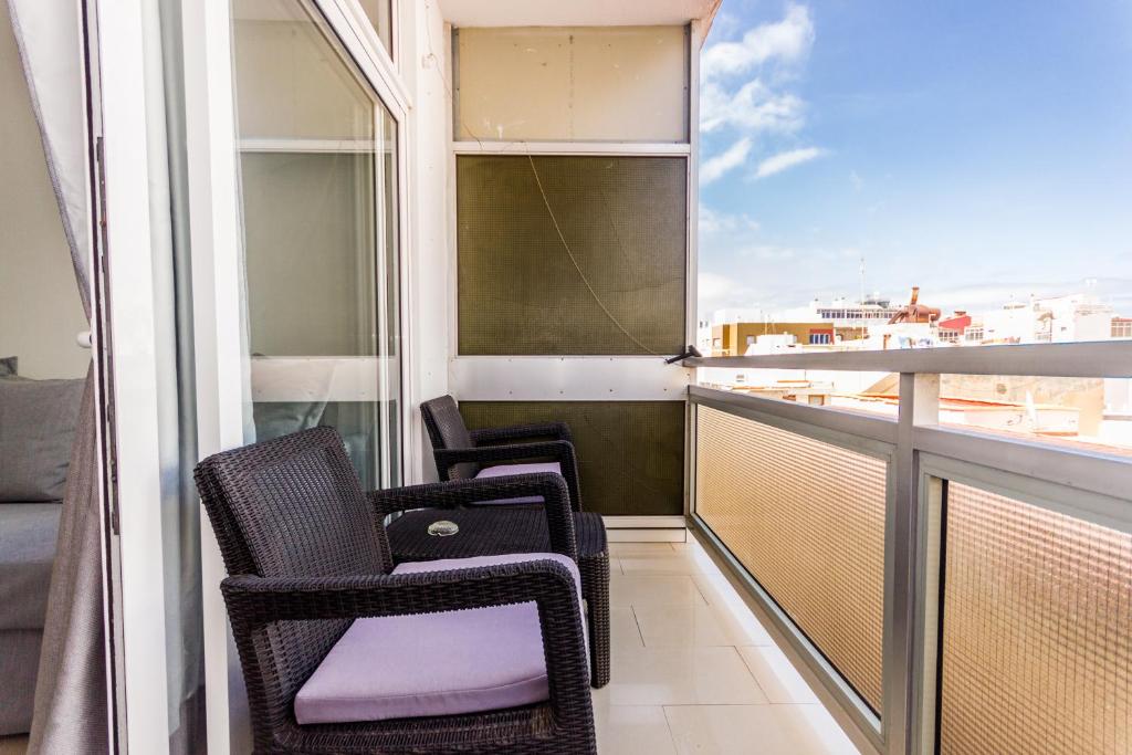 2 sillas en un balcón con vistas en Apartment Bonamar, en Las Palmas de Gran Canaria