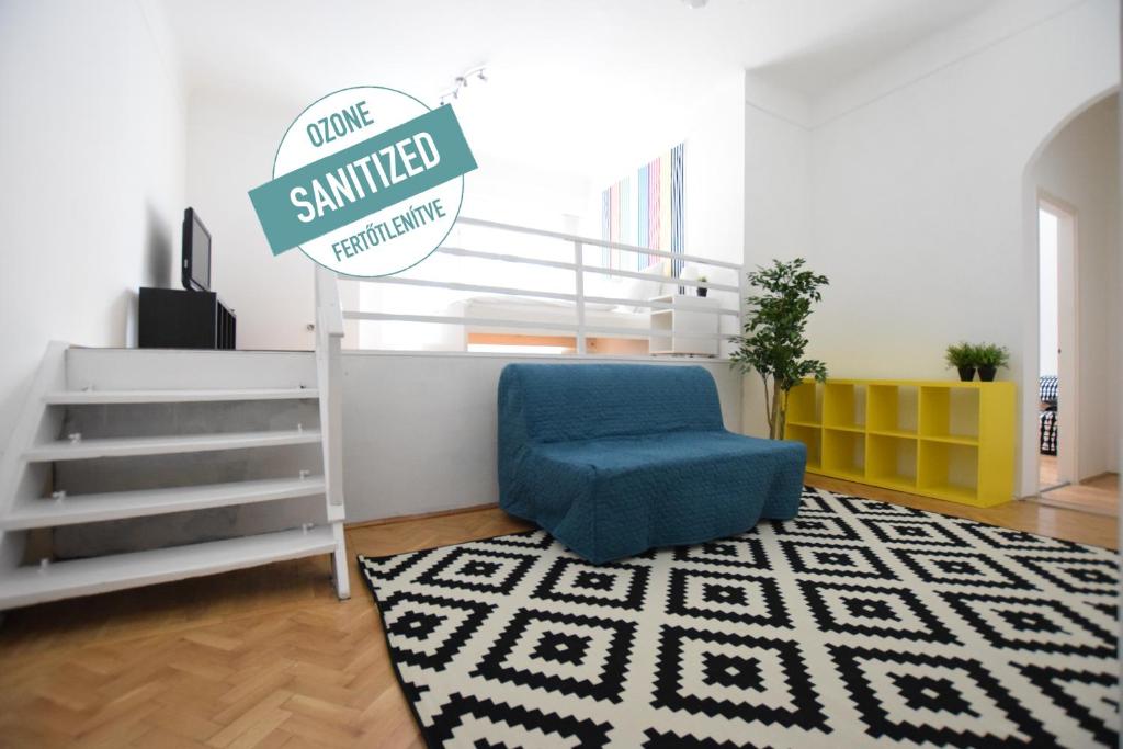 ブダペストにあるBudget Apartment by Hi5 - Akácfa 4のリビングルーム(青い椅子、ラグ付)