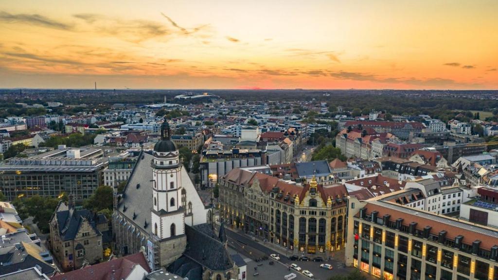 eine Luftansicht einer Stadt bei Sonnenuntergang in der Unterkunft Komfortwohnung Leipzig Zentrum-Nord in Leipzig