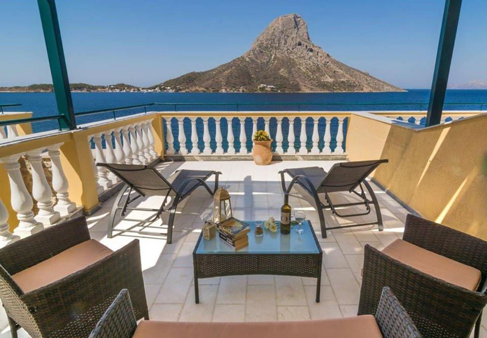 馬蘇里的住宿－ELENA APARTMENTS，一个带桌椅的海景阳台