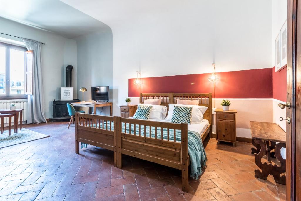 ein Schlafzimmer mit einem Bett und einer Bank in einem Zimmer in der Unterkunft Wine Apartments Florence Franciacorta in Florenz