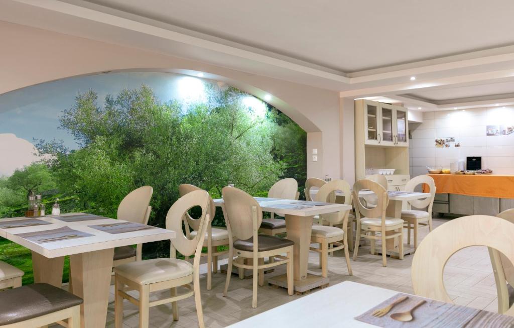 Restaurace v ubytování Mediterranean Beach Hotel