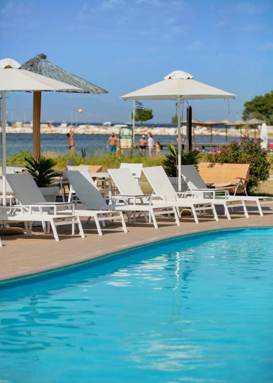 Bazén v ubytování Mediterranean Beach Hotel nebo v jeho okolí