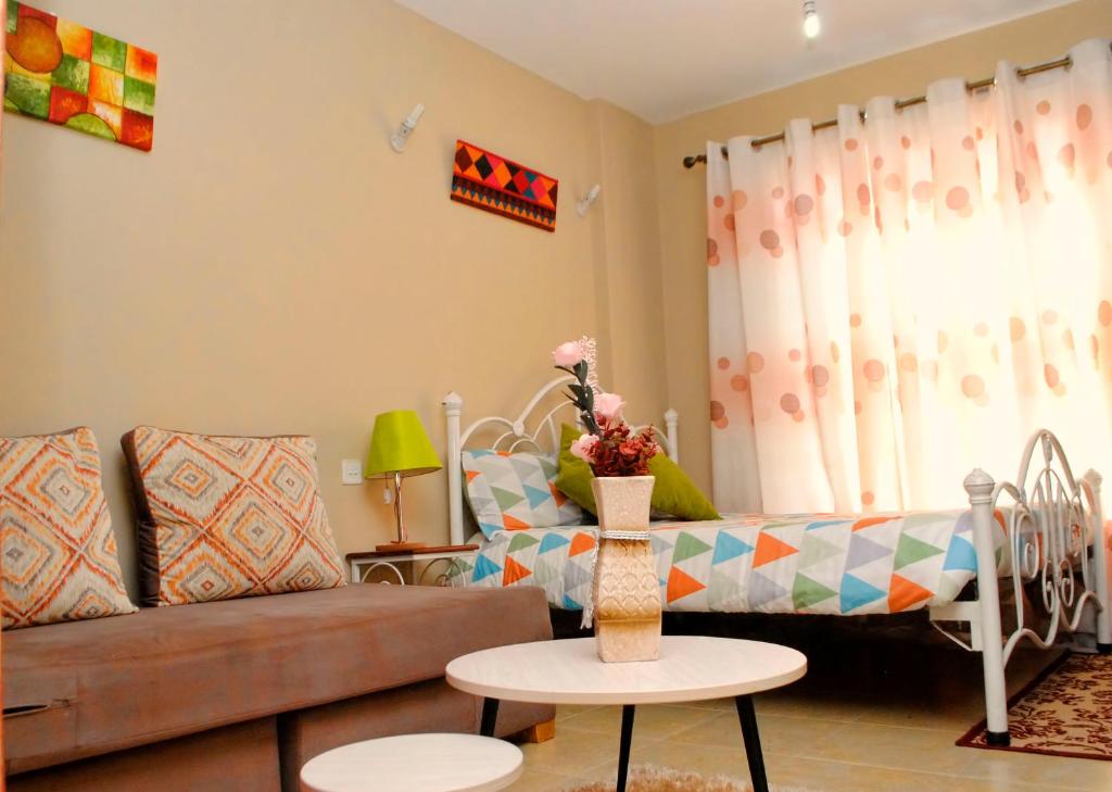 - un salon avec un canapé et une table dans l'établissement West suites home -with a view, à Nairobi