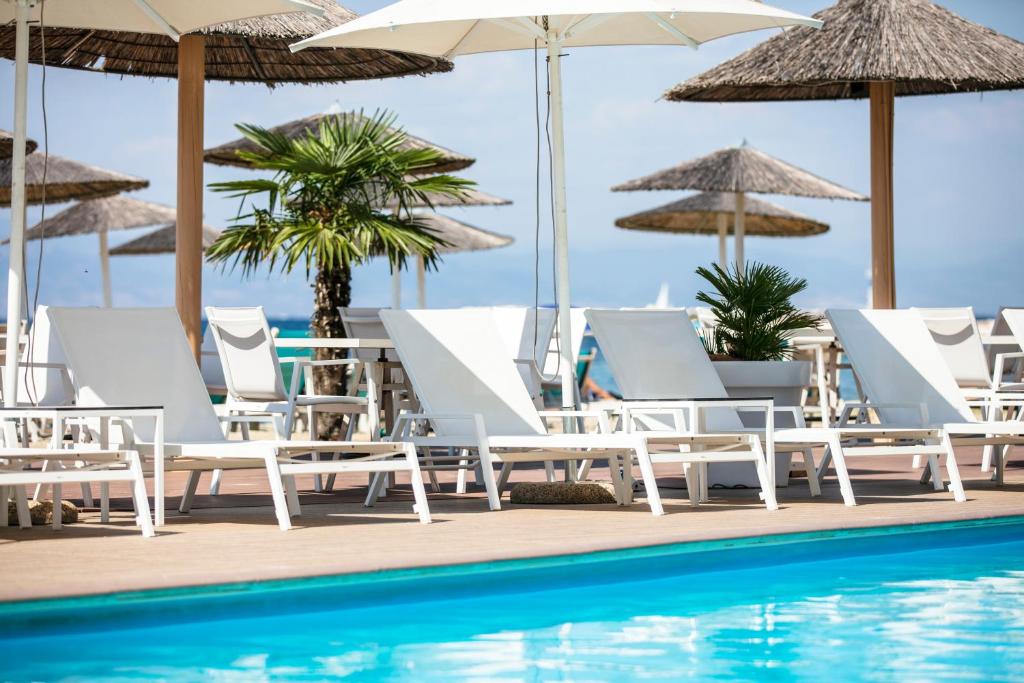 Bazén v ubytování Mediterranean Beach Hotel nebo v jeho okolí