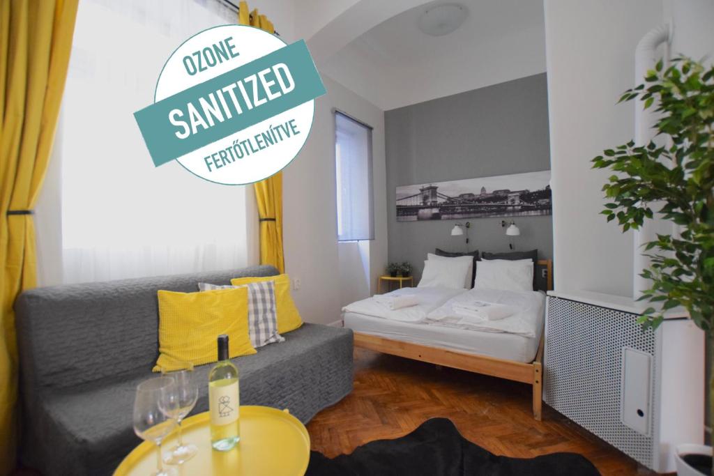 Habitación pequeña con cama y mesa con copas de vino en Standard Apartment by Hi5 - Chainbridge, en Budapest