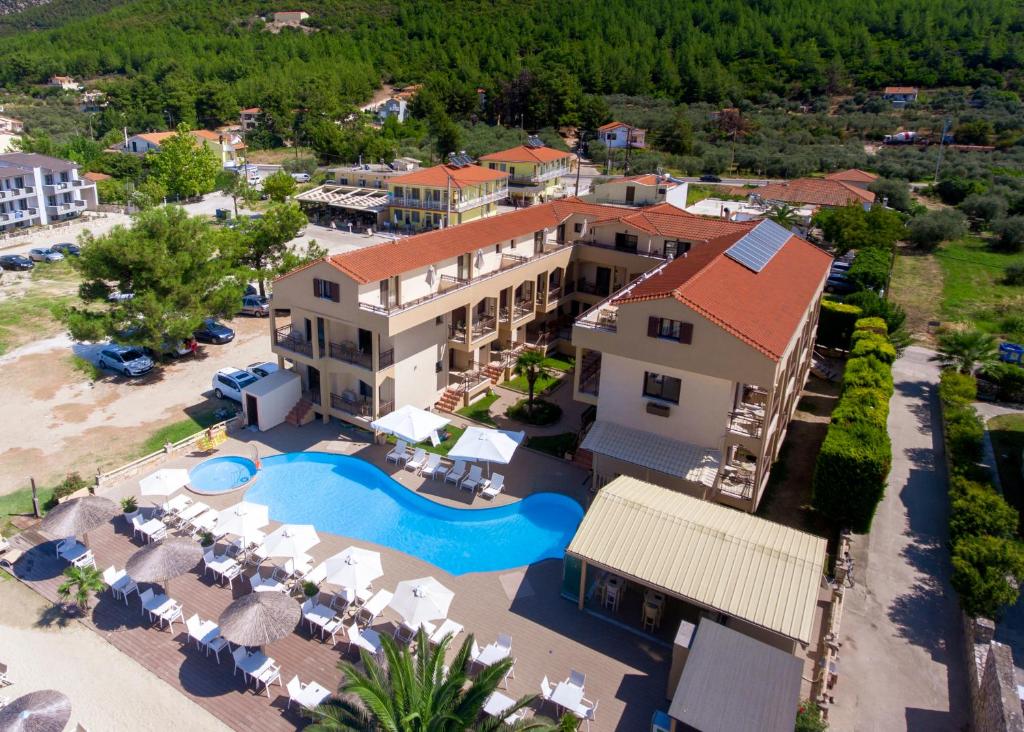 Ett flygfoto av Mediterranean Beach Hotel